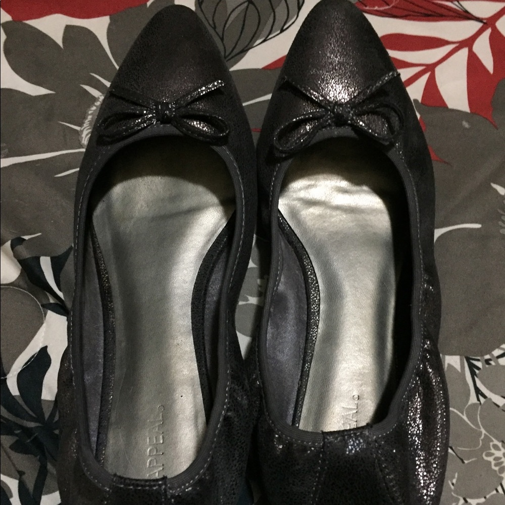 Pointed-toe flats